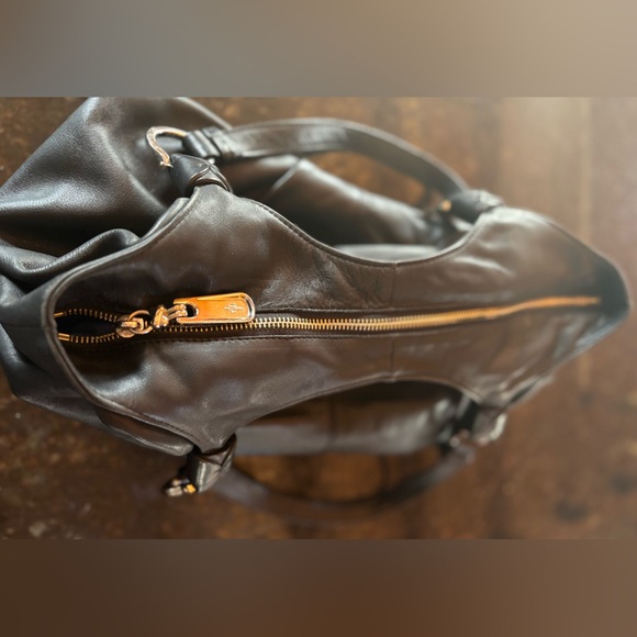 Cole Haan Black Leather Hobo Shoulder Bag w/ Logo Charm Large Slouchy Roomy Soft - Picture 8 of 15